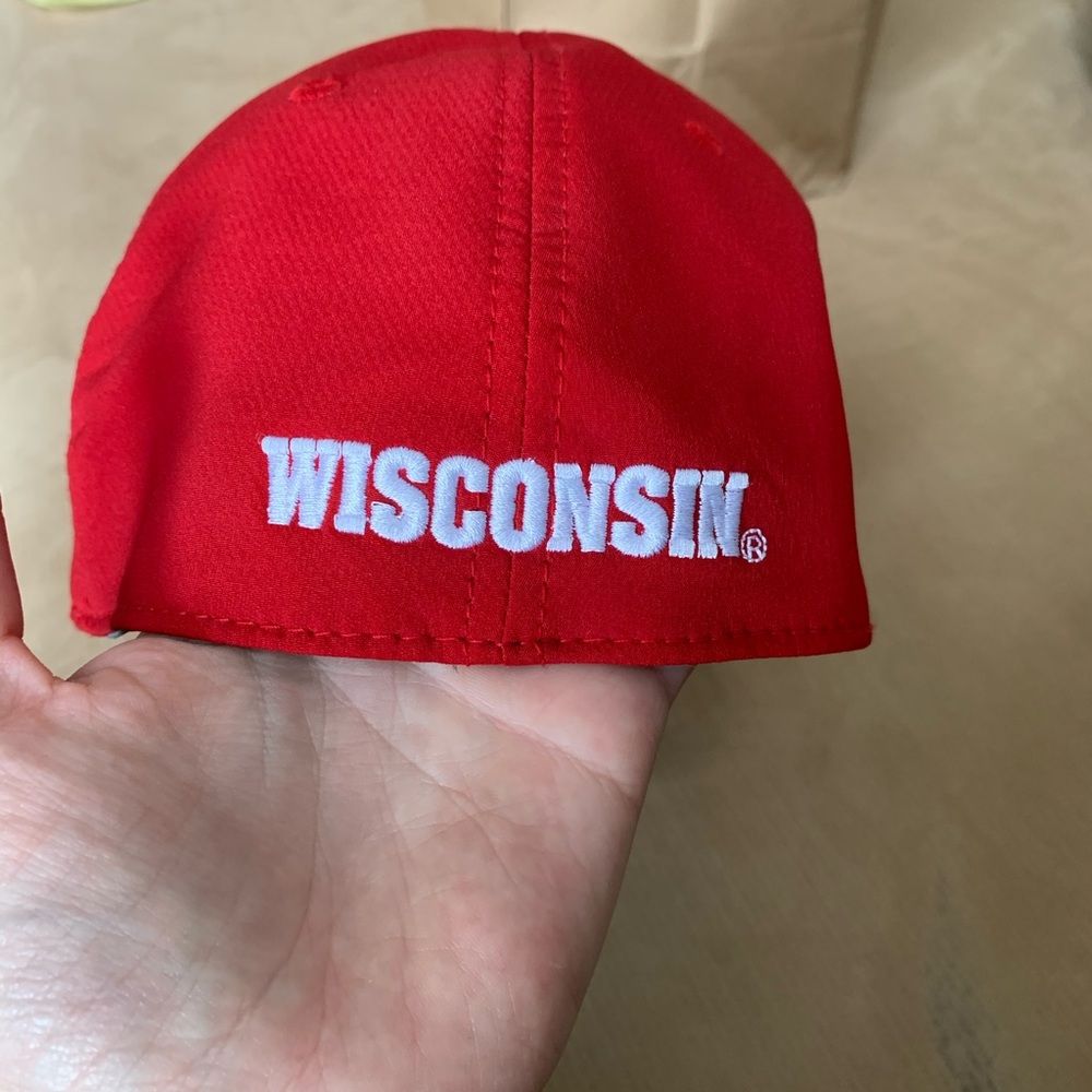 Under armor university of Wisconsin men’s hat - Picture 4 of 4